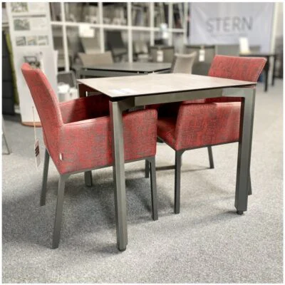 esstischgruppe-stern-penta-artus-anthrazit-rot-schiefergrau-3teilig STERN Esstischgruppe mit Tisch 80x80 cm Anthrazit und 2 Sesseln Artus rot/schiefergrau