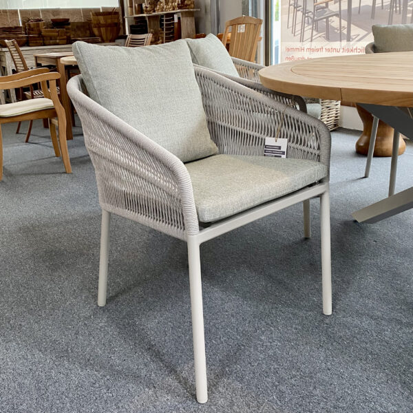 Stapelsessel STERN Jella Aluminium greige mit Kordel greige und Kissen salbei – H88 x B62 x T65 cm