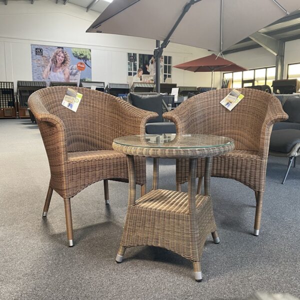 Beistelltisch deVries San Remo Ø55 cm mit 2 Gartensesseln Polyrattan Caramel