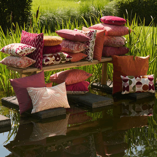 Bunte Hartman® Kissen in verschiedenen Farben und Mustern.