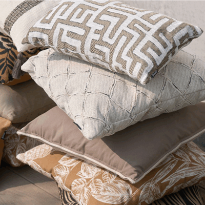 Bunte Hartman® Kissen in verschiedenen Farben und Mustern.